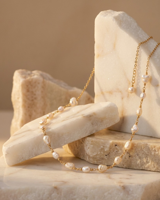 Fina cadena con perlas